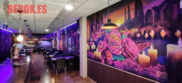 Mural Día de Muertos fluorescente en restaurante mexicano de Girona