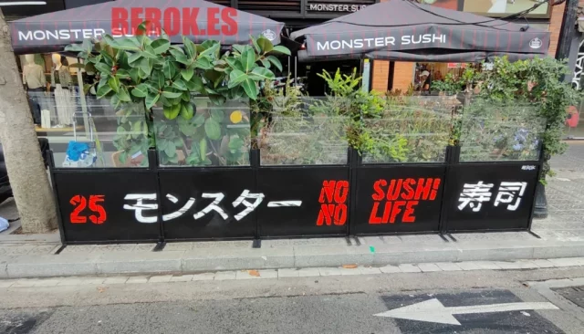 Mural tipográfico exterior Monster Sushi con letras japonesas y frases urbanas