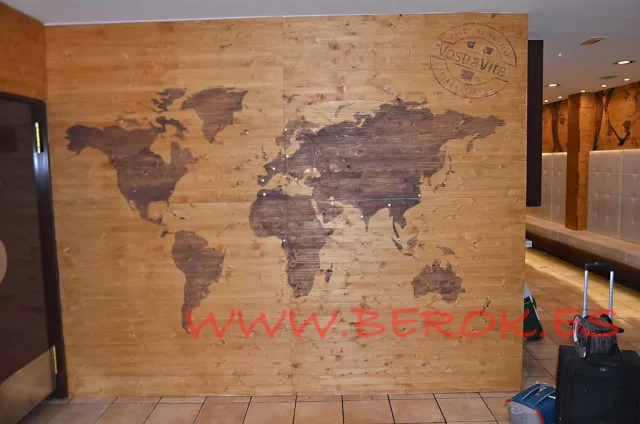 Mapa mural del mundo sobre pared de madera en restaurante moderno