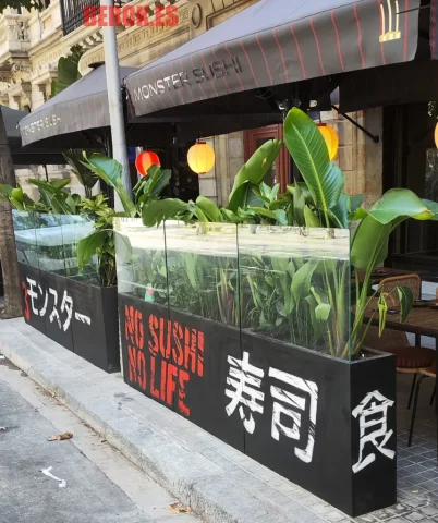 Letras pintadas No Sushi No Life en jardinera de restaurante japonés