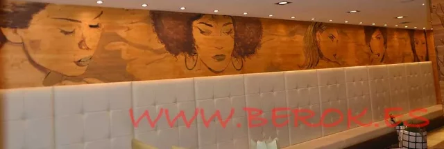 Mural grabado sobre madera con retratos femeninos en restaurante moderno