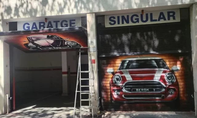Murales graffiti en persianas de garaje con coches clásicos y Mini Cooper Graffiti artístico en puertas de garaje con coches