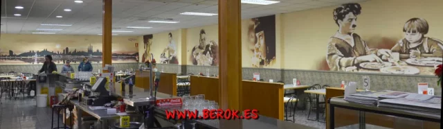 Mural cinematográfico con personajes clásicos pintado en restaurante