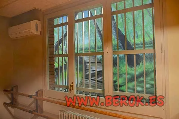 Pintura mural en patio interior con bosque y naturaleza realista visto desde las ventanas.