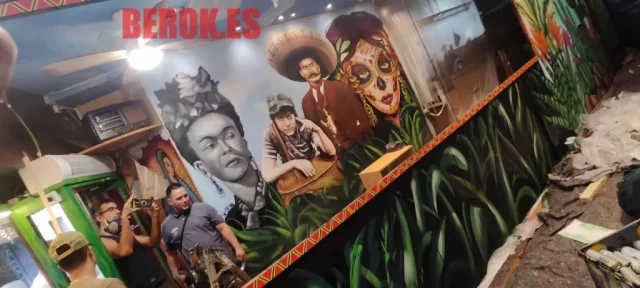 Mural con Frida Kahlo, El Chavo y personajes mexicanos en restaurante temático