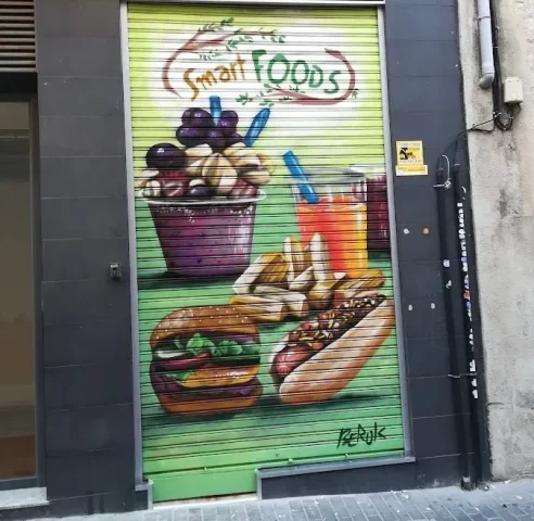 Graffiti persiana restaurante vegano Smart Food con hamburguesa y batido