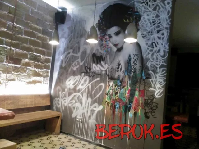 Mural artístico con geisha contemporánea en restaurante de estilo urbano