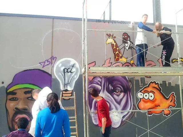 Taller de graffiti en mural escolar con alumnos