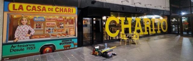Mural food truck Charito 1953 en Figueres con estética vintage y arte mural pintado a mano.