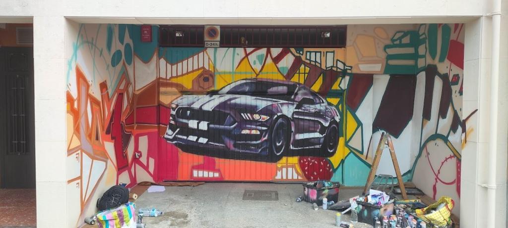 Graffiti de coche deportivo en parking de Barcelona con colores vivos y fondo abstracto