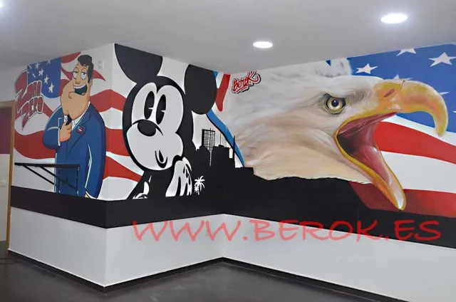 Mural restaurante americano con águila, Mickey Mouse y bandera de Estados Unidos