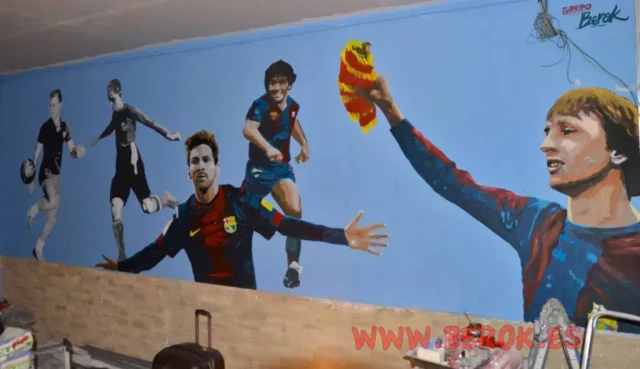 Mural futbolístico con Messi y Maradona en uniforme del FC Barcelona