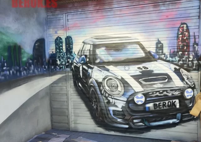 Mural de coche Mini y skyline de Barcelona en parking moderno
