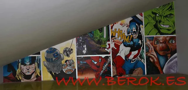 Graffiti cómic Marvel y Star Wars en buhardilla Graffiti cómic en buhardilla con héroes de Marvel y personajes de Star Wars pintados con colores vivos y estilo urbano.