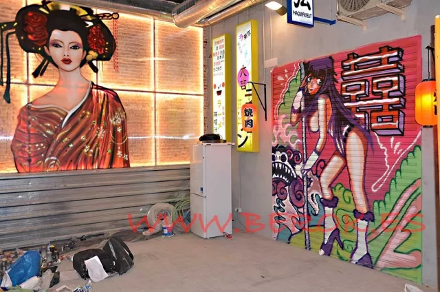Mural japonés con geisha tradicional y neones de Tokio