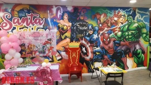 Graffiti Ironman y superhéroes en mural infantil Graffiti infantil de Ironman, Spiderman, Hulk, Batman, Wonder Woman y Capitán América en mural colorido para habitación o zona de juegos.