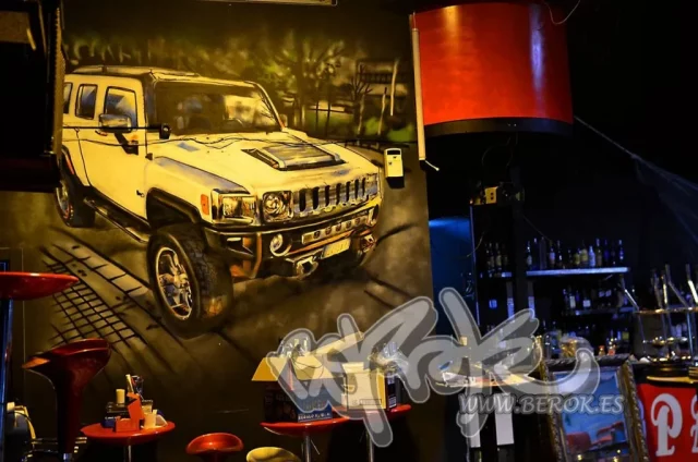Mural graffiti de coche Hummer en discoteca latina Graffiti de coche Hummer en discoteca Copa Latina