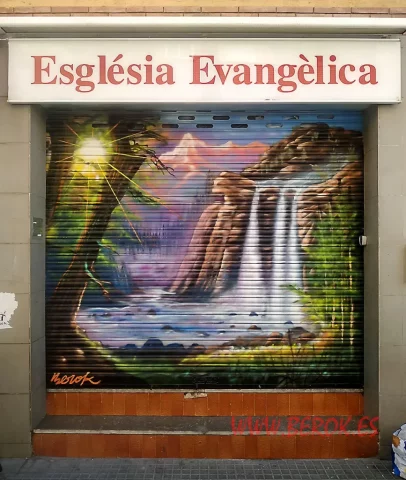 Graffiti cascada espiritual iglesia evangélica Barcelona Mural religioso con cascada y luz divina en persiana de iglesia evangélica
