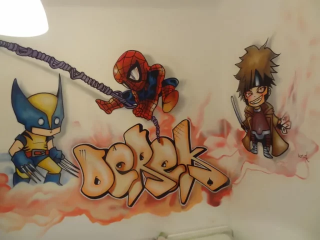 Mural infantil caricaturizado con Spiderman, Lobezno y Gambito – Decoración para bebé Graffiti mural infantil de Spiderman, Lobezno y Gambito caricaturizados para habitación de bebé