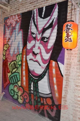 Mural japonés con samurái tradicional en estilo graffiti