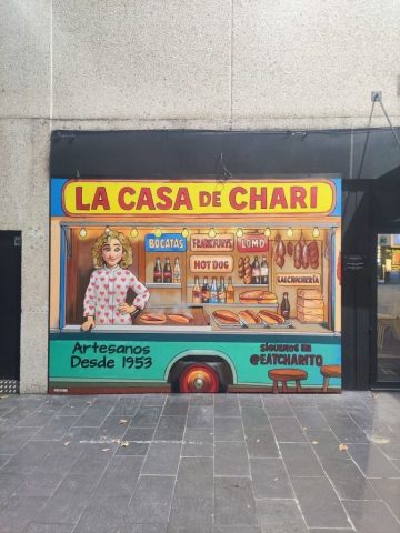 Graffiti “La Casa de Chari” en fachada de restaurante Charito Figueres con estética retro y lettering artesanal.