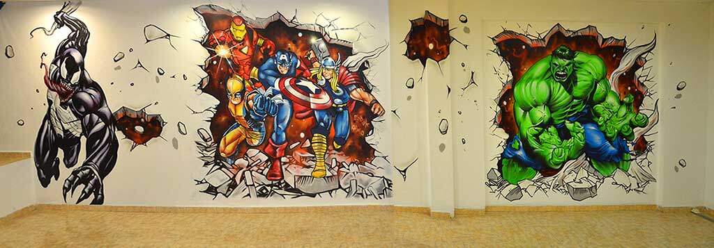 Graffiti mural de superhéroes con Hulk, Venom, Lobezno, Thor, Iron Man y Capitán América