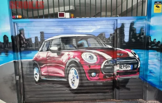 Mural de coche rojo Mini Cooper y skyline azul de Barcelona