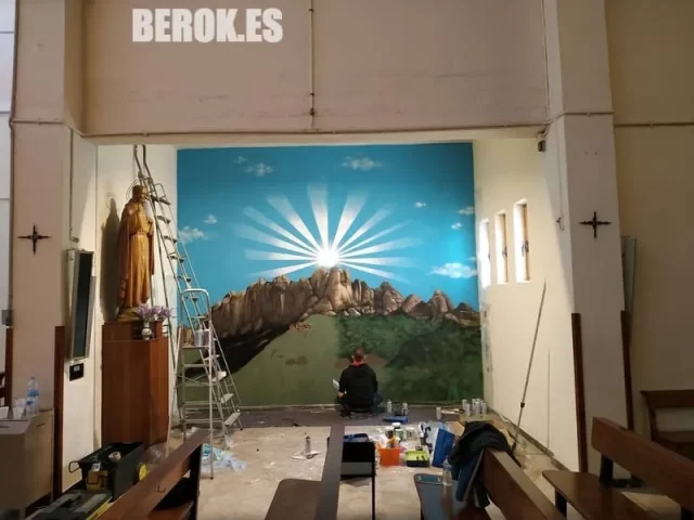 Graffiti mural Montserrat interior iglesia Mural religioso con paisaje de Montserrat y cielo azul en parroquia