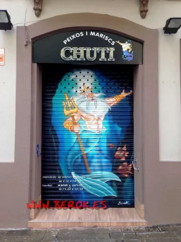Graffiti persiana pescadería con Tritón y tridente sobre fondo marino