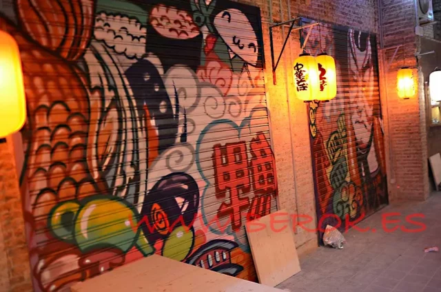 Murales japoneses en persianas con sushi y estilo kawaii