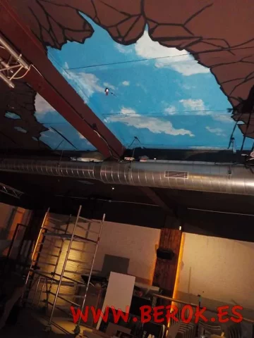 Mural de cielo en techo con grietas simuladas y nubes en restaurante Sitges