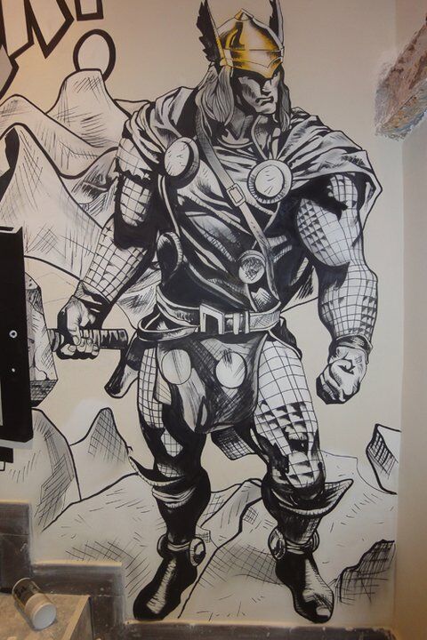 Graffiti Thor en blanco y negro estilo cómic mural realista.