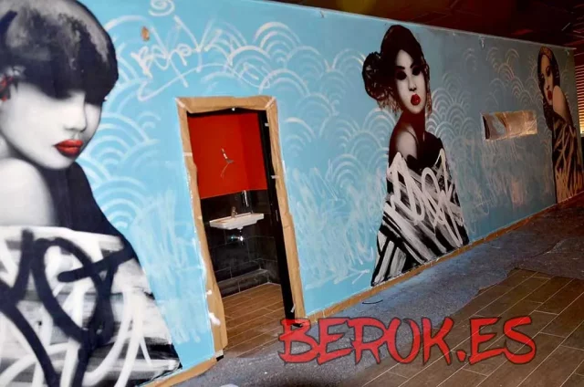 Murales con geishas japonesas en paredes de restaurante oriental