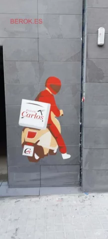 Mural pizzería con repartidor en moto y logotipo Pizzería Carlos