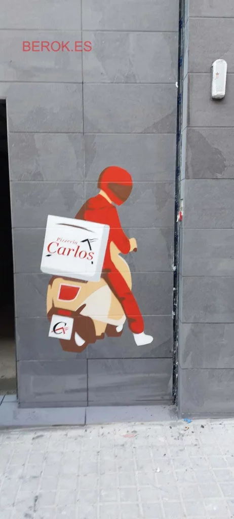 Mural pizzería con repartidor en moto y logotipo Pizzería Carlos