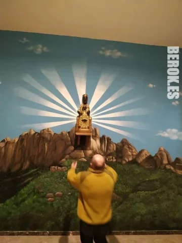Mural religioso Montserrat con Virgen y rayos de luz Mural interior con paisaje de Montserrat y la Virgen entronizada
