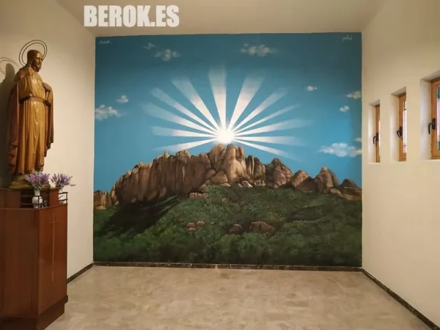 Graffiti religioso paisaje espiritual Montserrat Mural religioso con paisaje montañoso y cielo radiante en iglesia