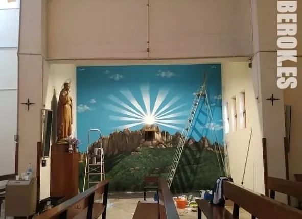 Murales religiosos Montserrat en iglesia católica Murales religiosos con luz divina y paisaje espiritual en iglesia católica