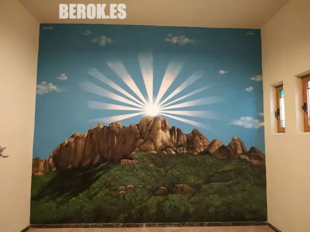 Mural Montserrat con rayos de luz en parroquia catalana Mural religioso con montaña de Montserrat y sol radiante en iglesia