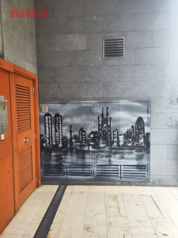 Graffiti skyline de Barcelona en tonos grises en portería