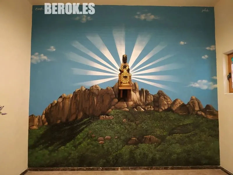 Mural de Montserrat con resplandor celestial en iglesia de Barcelona