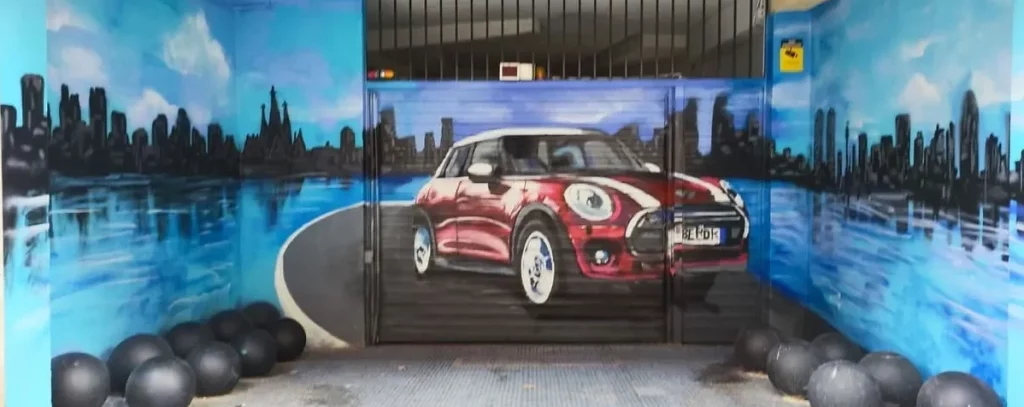 Mural de coche Mini con fondo de rascacielos de Barcelona
