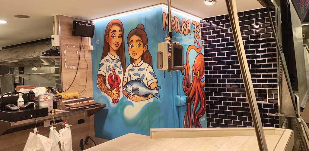 Mural interior de pescadería con retratos y pulpo naranja sobre fondo azul.