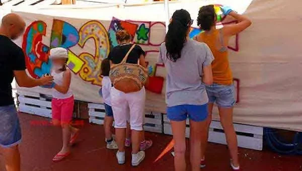 Taller de graffiti para niños en Barcelona durante una actividad educativa de pintura mural