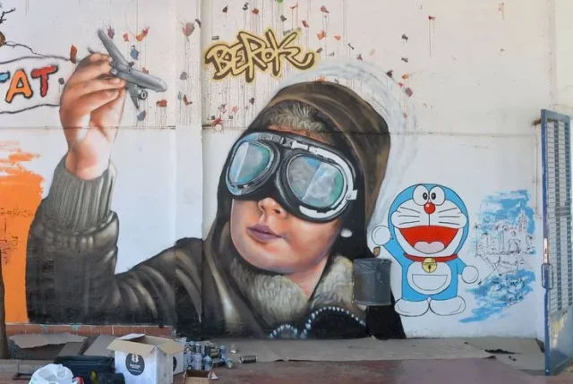 Mural escolar con petit aviador inspirado en El Principito y Doraemon en la Escuela Esteve Barrachina de Sitges