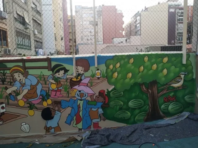 Huerto infantil ilustrado en mural exterior de escuela Mural infantil de huerto con niños cultivando vegetales en escuela.