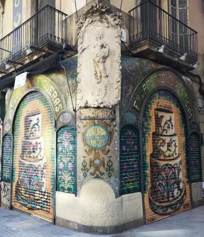 Graffiti modernista en persiana de pastelería Graffiti modernista en persiana de pastelería con pastel decorativo inspirado en la fachada de Escribà
