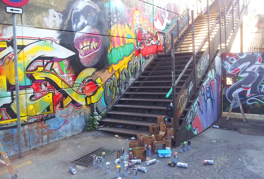 Graffiti en paredes legales de Barcelona dentro de la ruta de graffitis y murales urbanos