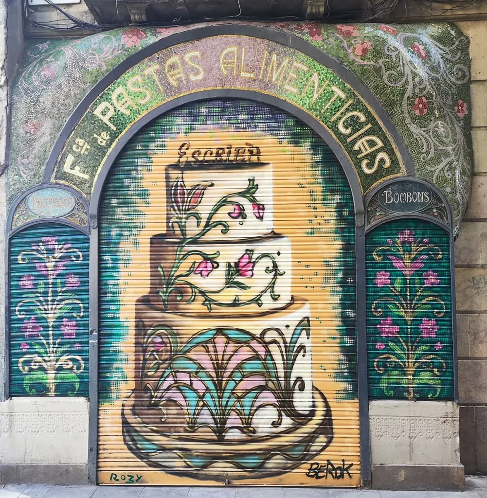 Mural pastelero modernista pintado en persiana frontal de pastelería en Barcelona