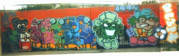 Graffiti old school Barcelona años 90 en muro exterior con letras y personajes urbanos